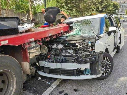 国产坦克被追尾的视频,惊险瞬间引发网友热议