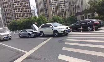 国产坦克被追尾的视频,惊险瞬间引发网友热议